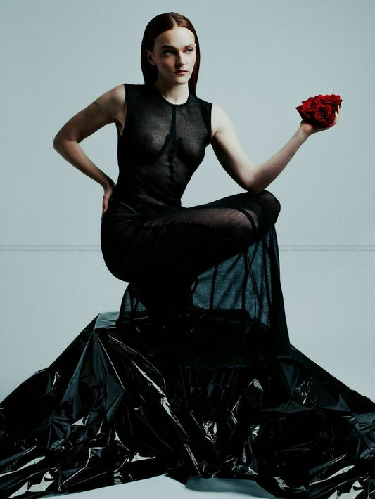 Photo Madeline Brewer vêtue d'une longue robe noire et d'un string Skims - 15x20