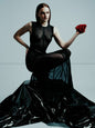 Photo Madeline Brewer vêtue d'une longue robe noire et d'un string Skims - 15x20
