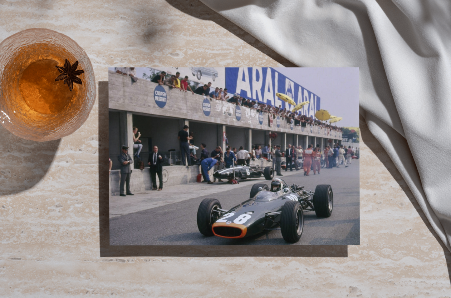 Photo Jackie Stewart – L’élégance du Champion – Stands Circuit de Monza – 15×20