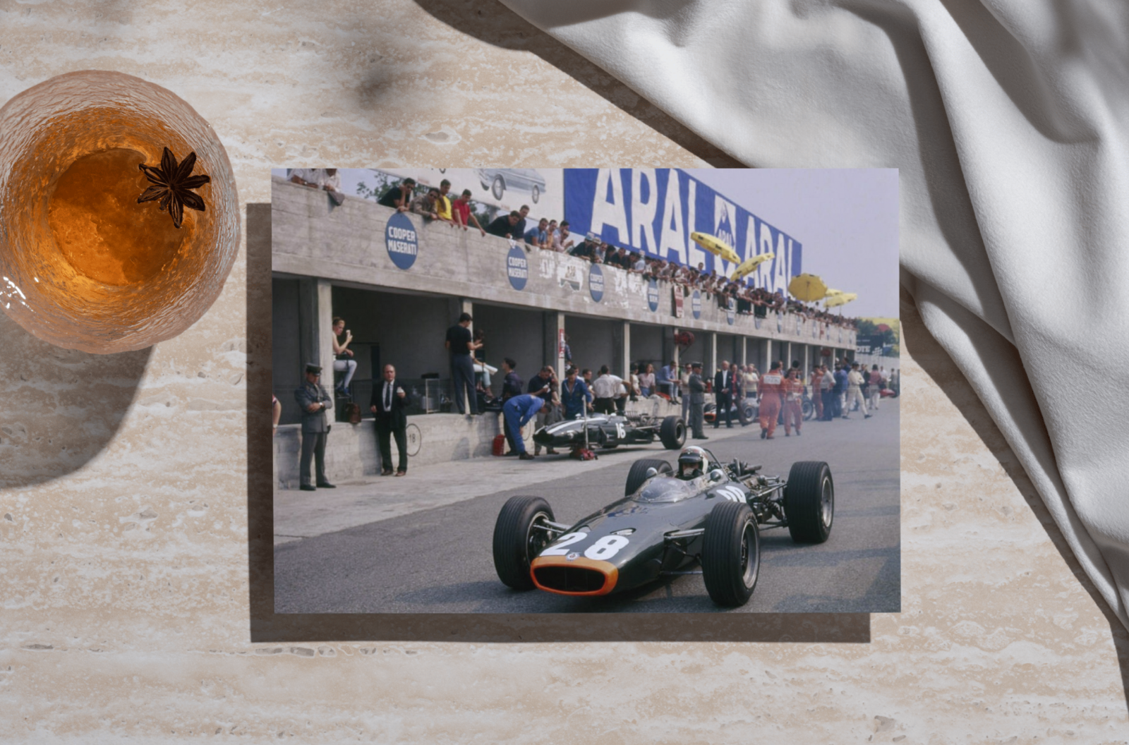 Photo Jackie Stewart – L’élégance du Champion – Stands Circuit de Monza – 15×20