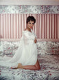 Photo Elizabeth Taylor en nuisette et peignoir transparents sur un lit - 15x20