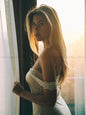 Photo Kara Del Toro en caraco en satin beige bordé de dentelle blanche - 15x20