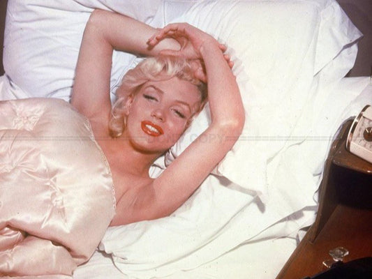 Photo Marilyn Monroe allongée dans son lit à Beverly Hills en 1952 - 15x20