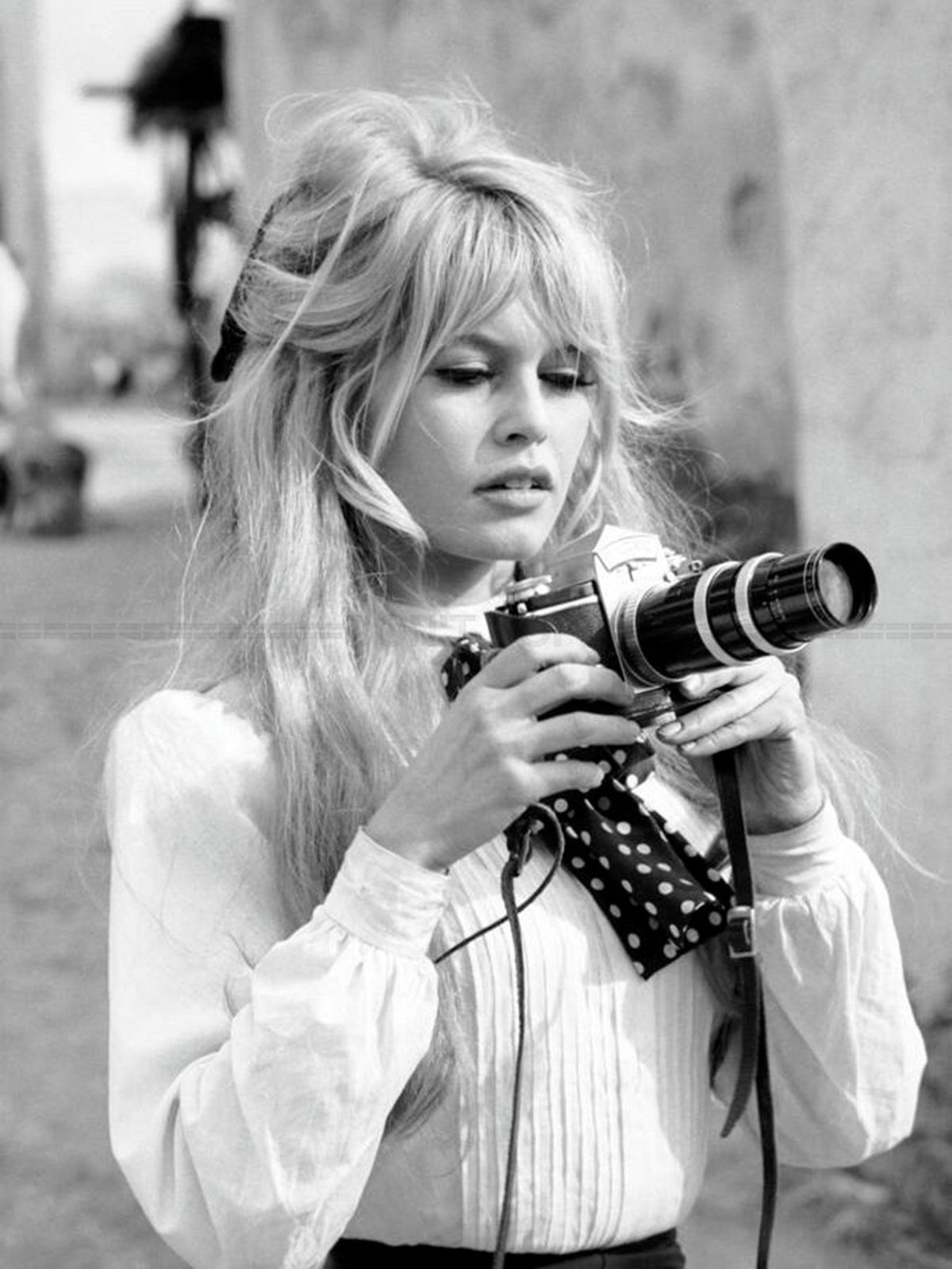 Photo Brigitte Bardot avec appareil photo - Tournage, Viva Maria ! 1965 - 15x20