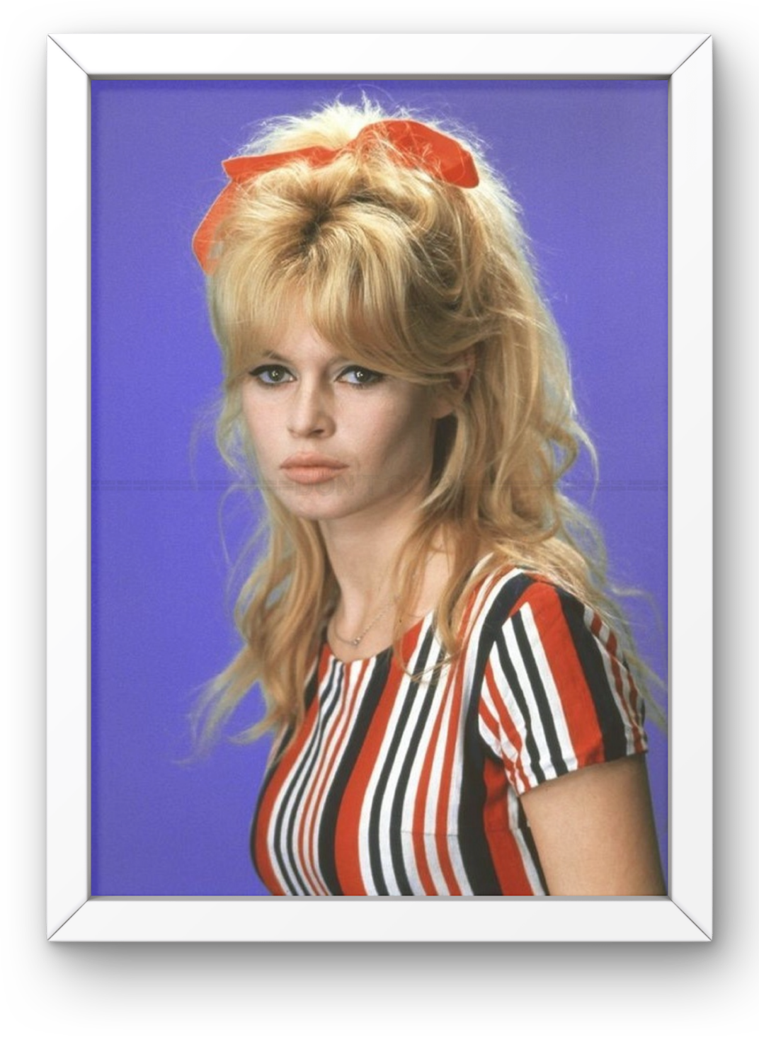 Photo Encadrée Brigitte Bardot en 1962 - Couleur - (Cadre Bois Blanc) - 15x20