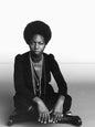 Photo Nina Simone assise en tailleur avec un regard intense en 1969 - 15 x 20