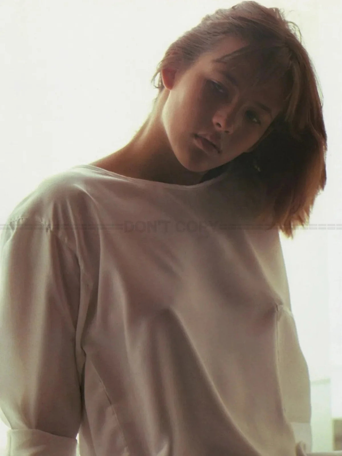 Photo Sophie Marceau en chemisier blanc à encolure bateau, "Années 1980" - 15×20