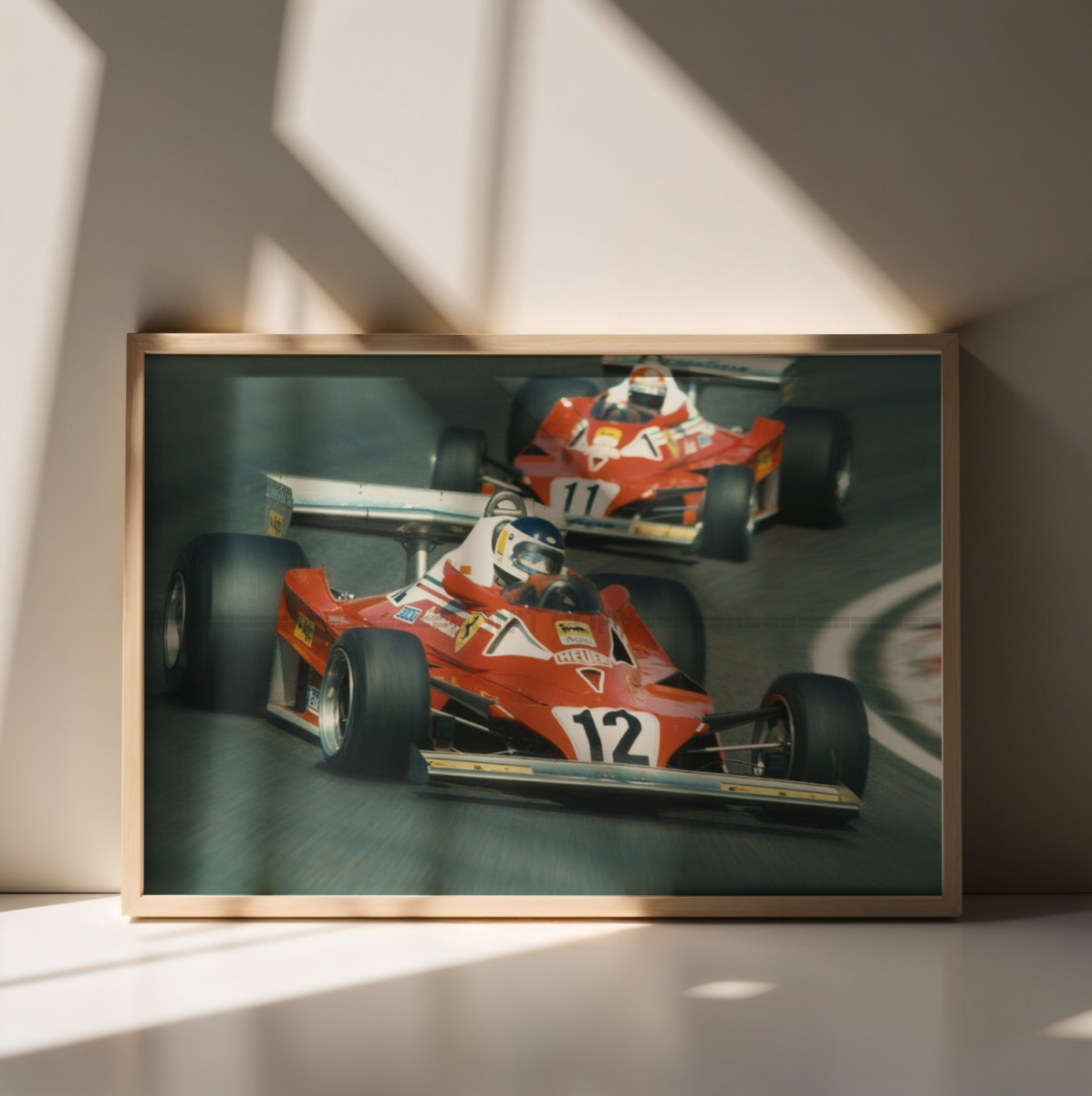 Photo Niki Lauda – Scuderia Ferrari 312 T2 – Saison 1977 – Duel en piste – 15×20