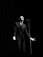 Photo Jacques Brel ému lors de ses adieux à l'Olympia de Paris en 1966 - 15 x 20