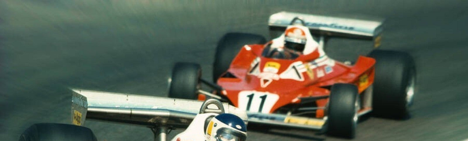 Photo Niki Lauda – Scuderia Ferrari 312 T2 – Saison 1977 – Duel en piste – 15×20