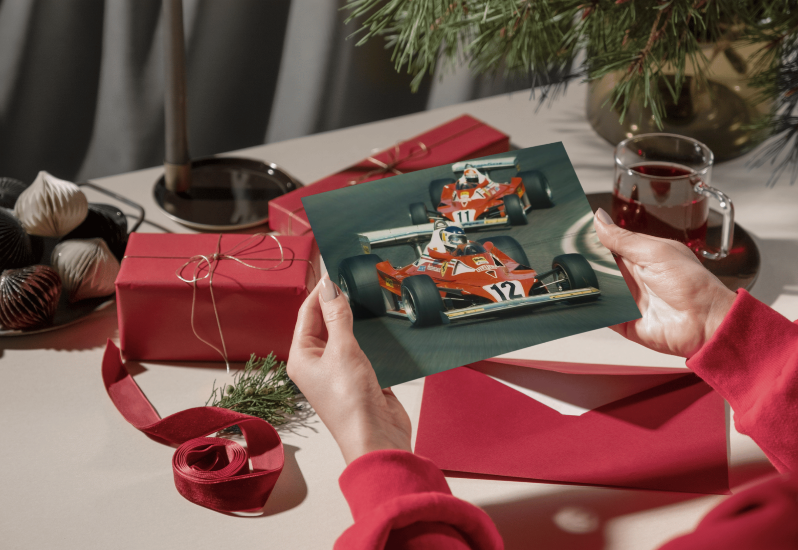 Photo Niki Lauda – Scuderia Ferrari 312 T2 – Saison 1977 – Duel en piste – 15×20