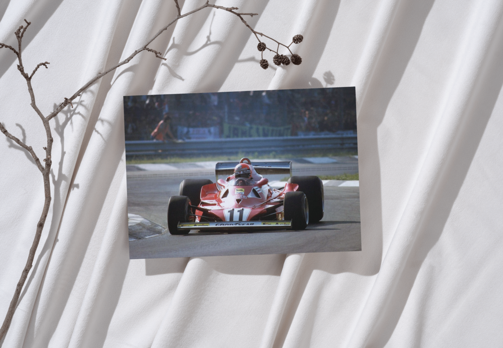 Photo Niki Lauda – Ferrari Formule 1 1977 – Légende du sport automobile – 15×20