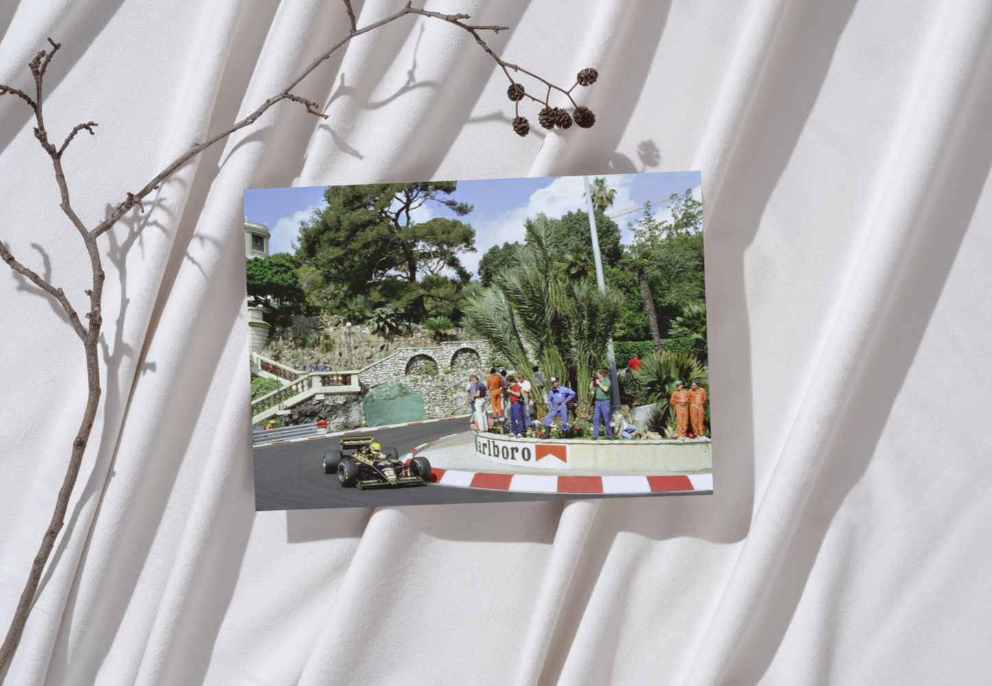 Photo Ayrton Senna – Lotus F1 – Grand Prix de Monaco (1985) – Formule 1 – 15×20
