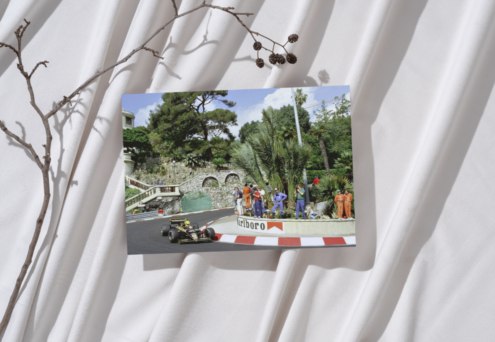 Photo Ayrton Senna – Lotus F1 – Grand Prix de Monaco (1985) – Formule 1 – 15×20
