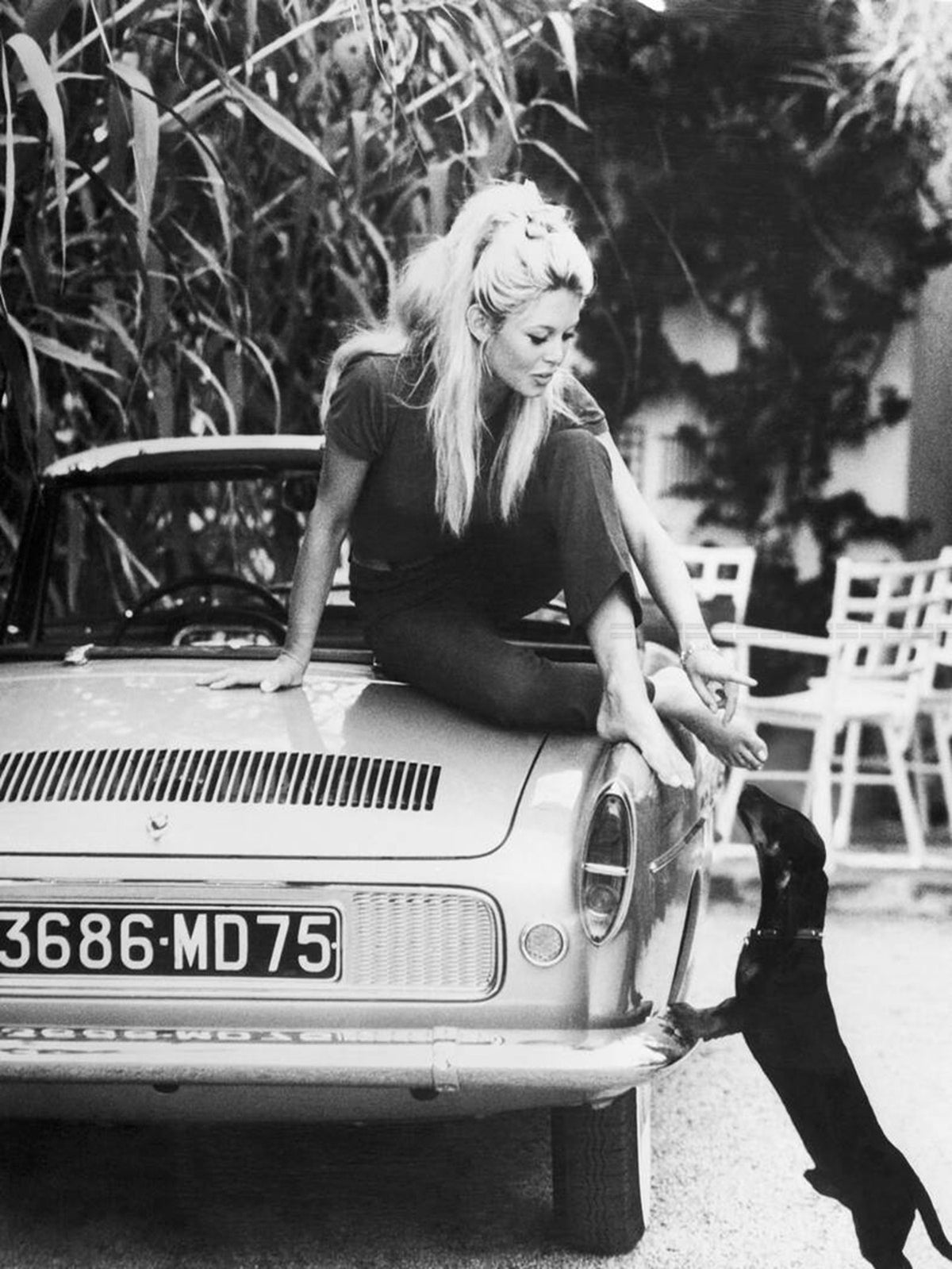 Photo Brigitte Bardot sur une Renault Floride à Saint-Tropez en 1962 - 15x20