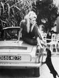 Photo Brigitte Bardot sur une Renault Floride à Saint-Tropez en 1962 - 15x20