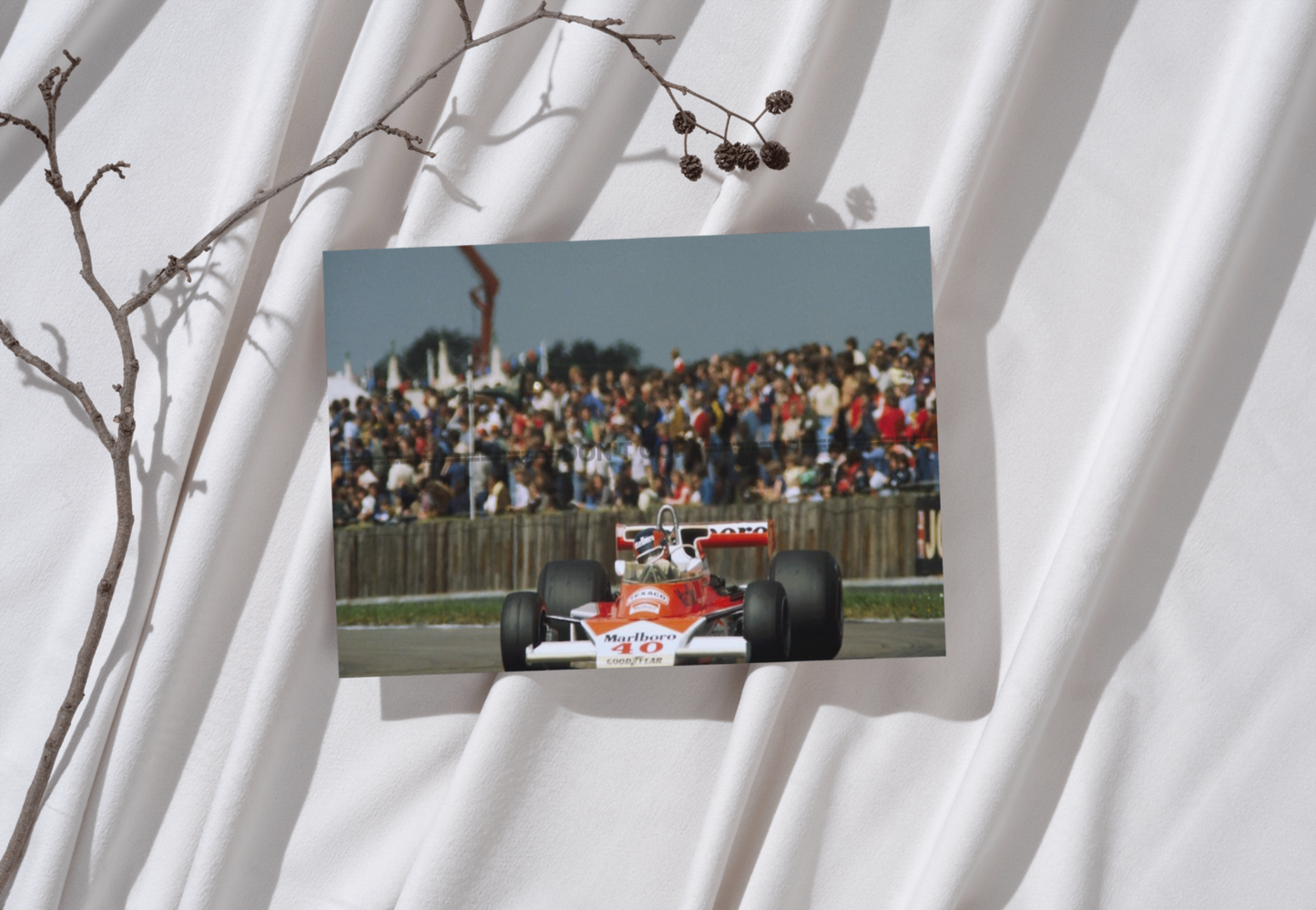 Photo Gilles Villeneuve – McLaren M23B – Grand Prix F1 Silverstone 1977 – 15×20