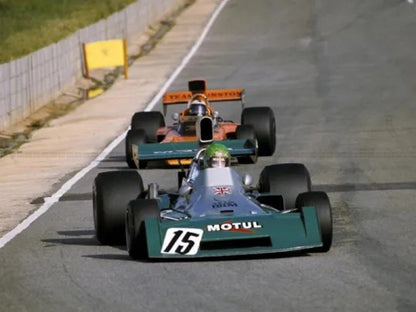 Photo Henri Pescarolo suivi par Ian Scheckter - GP Afrique du Sud (1974) - 15x20