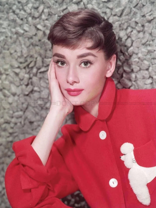 Photo Audrey Hepburn posant dans une veste rouge dans les années 1950 - 15x20