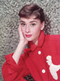 Photo Audrey Hepburn posant dans une veste rouge dans les années 1950 - 15x20