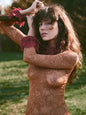 Photo Celeste Dalla Porta haut en dentelle transparente marron et rouge - 15x20