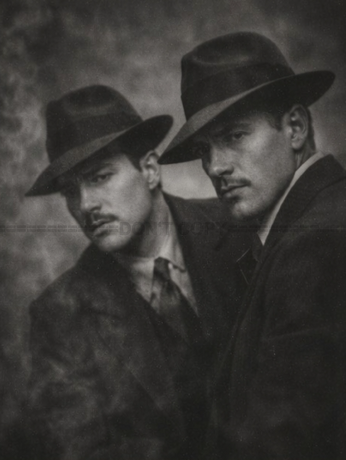 Tirage photo artistique – Duo masculin style film noir – Portrait rétro – 15x20