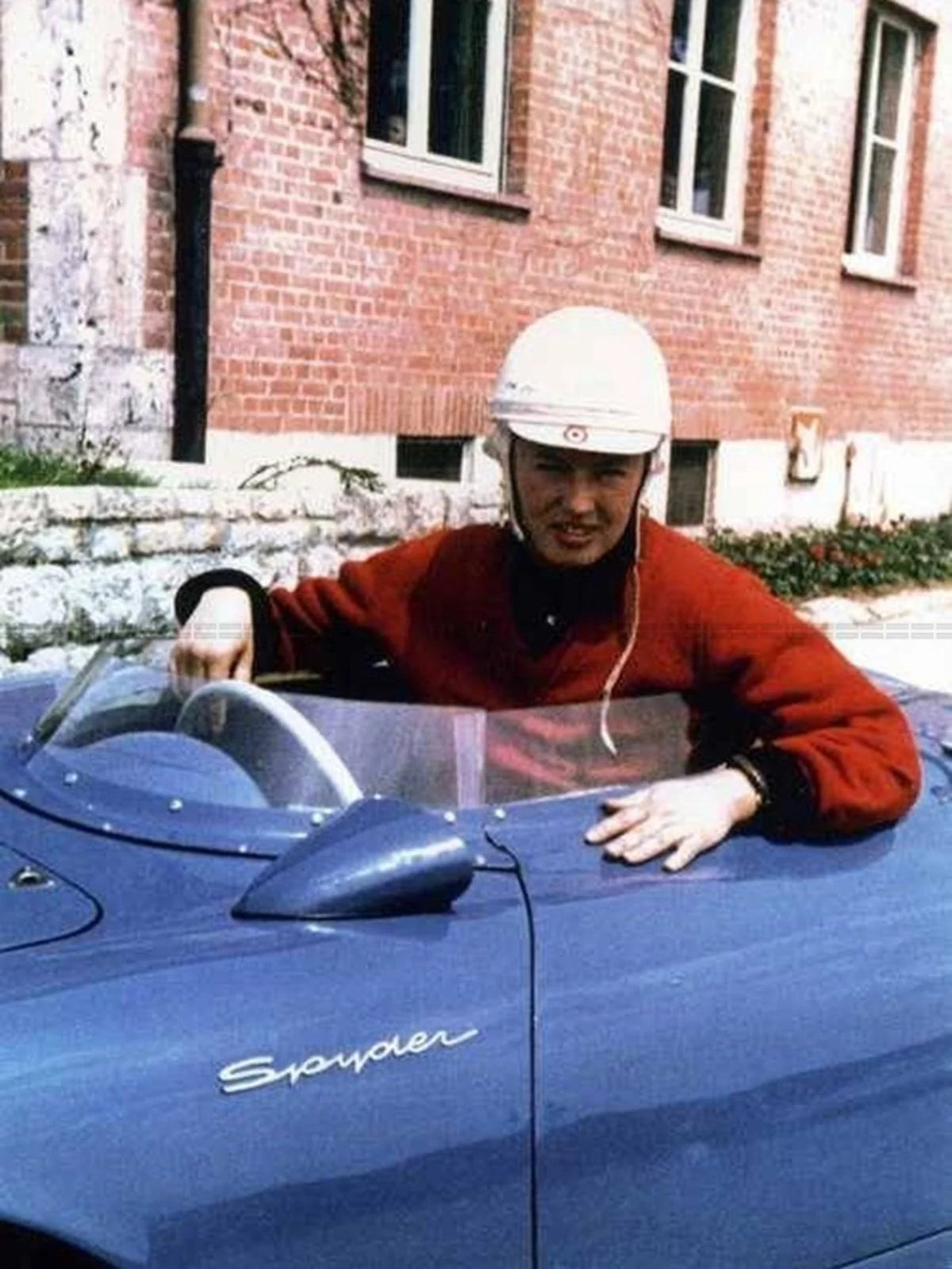 Photo Annie Bousquet au volant d'une Porsche 550 Spyder - Années 1950 - 15 x 20