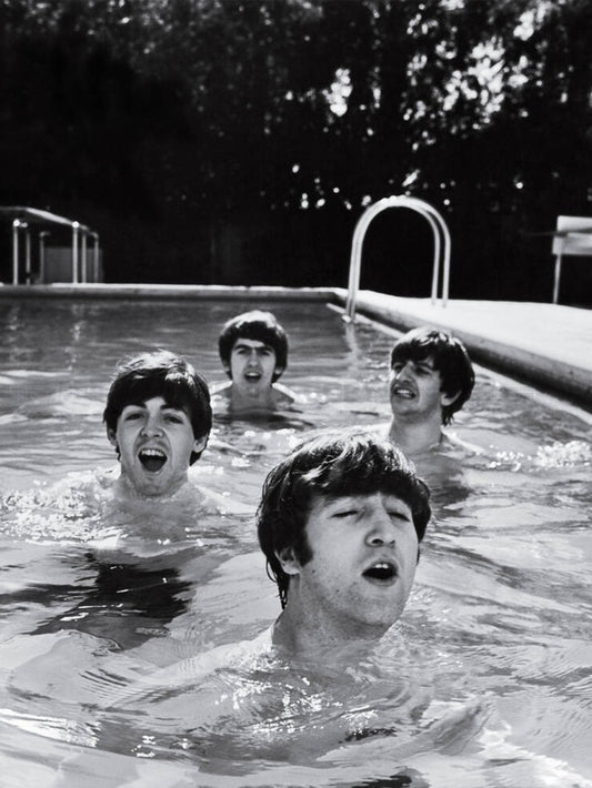 Photo The Beatles se relaxant dans une piscine à Miami Beach en 1964 - 15 x 20