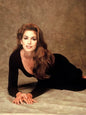 Photo Cindy Crawford en combinaison noire moulante et décolleté en 1995 - 15x20