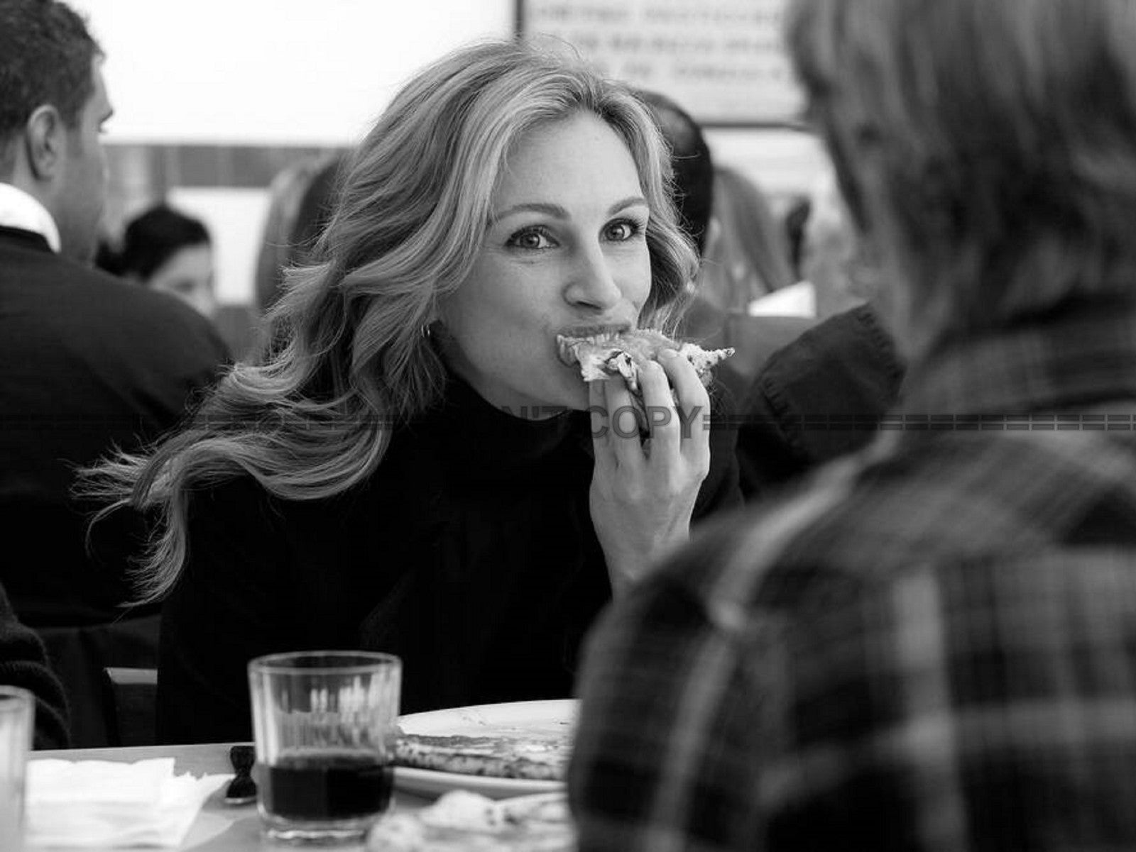 Photo Julia Roberts savourant une pizza à Naples