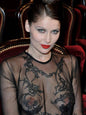 Photo Laetitia Casta vêtue d'une robe noire transparente et brodée - 15x20