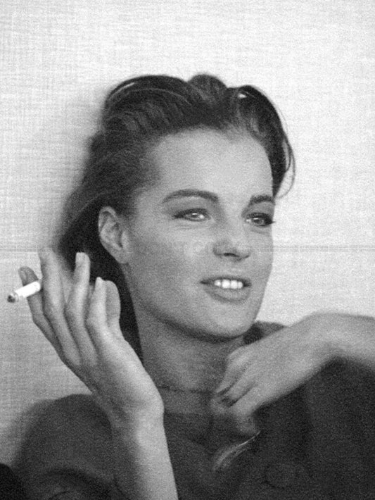 Photo Romy Schneider spontanée et souriante avec une cigarette à la main - 15x20