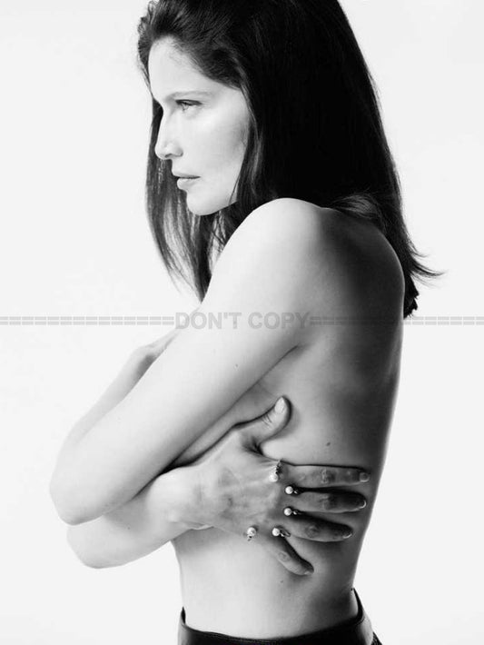 Photo Laetitia Casta de profil portant plusieurs bagues ornées de perles - 15x20