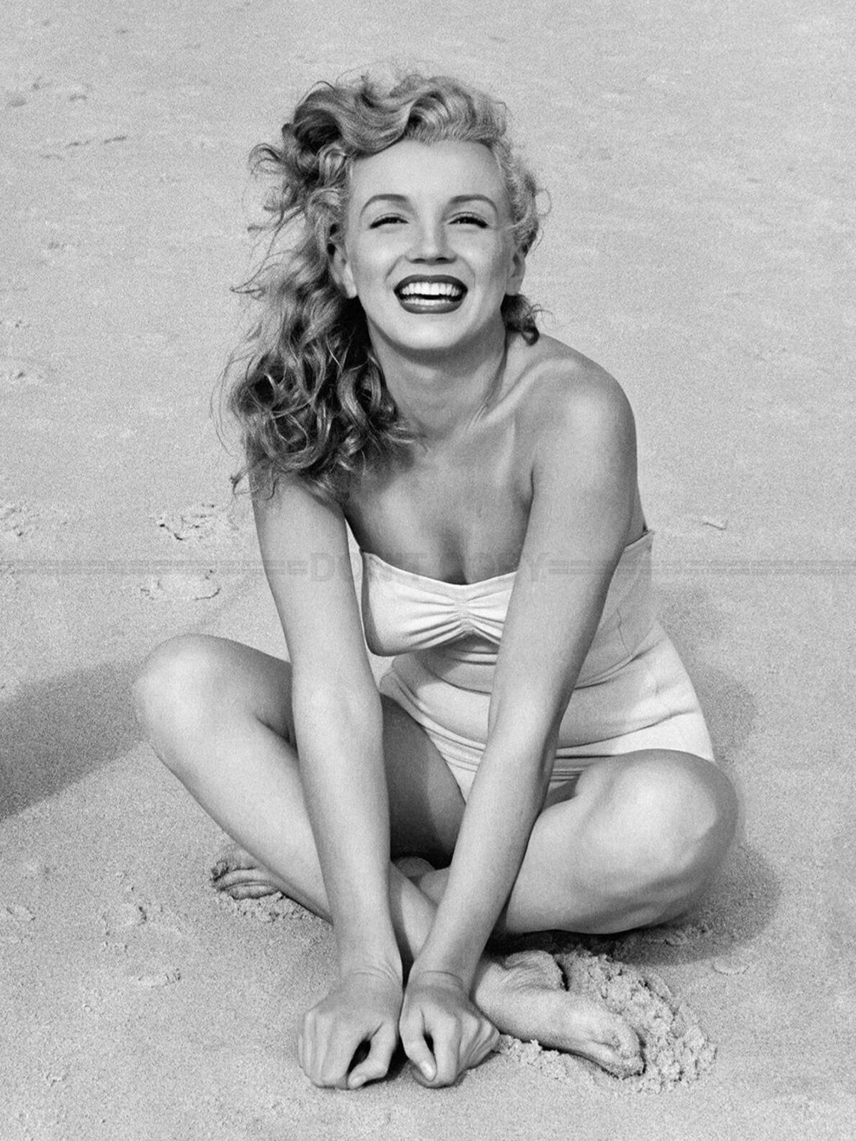 Photo Marilyn Monroe sur le sable de Tobay Beach à Long Island en 1949 - 15x20
