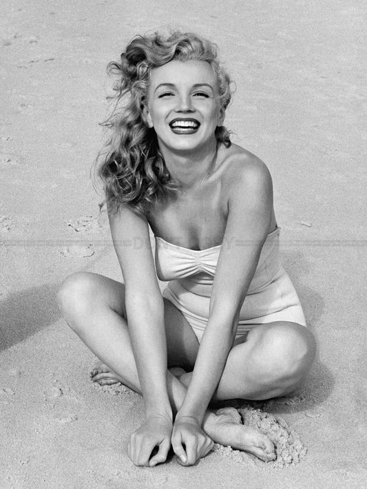 Photo Marilyn Monroe sur le sable de Tobay Beach à Long Island en 1949 - 15x20