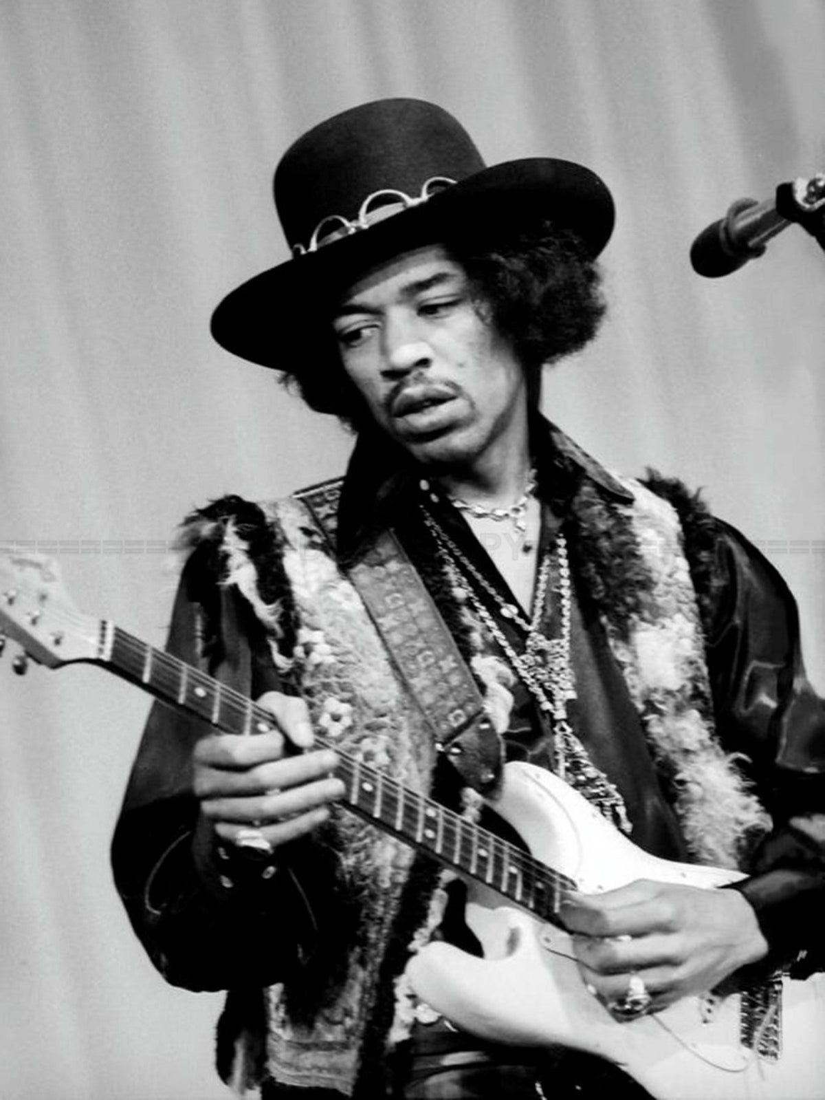 Photo Jimi Hendrix jouant d'une guitare électrique Fender Stratocaster - 15 x 20