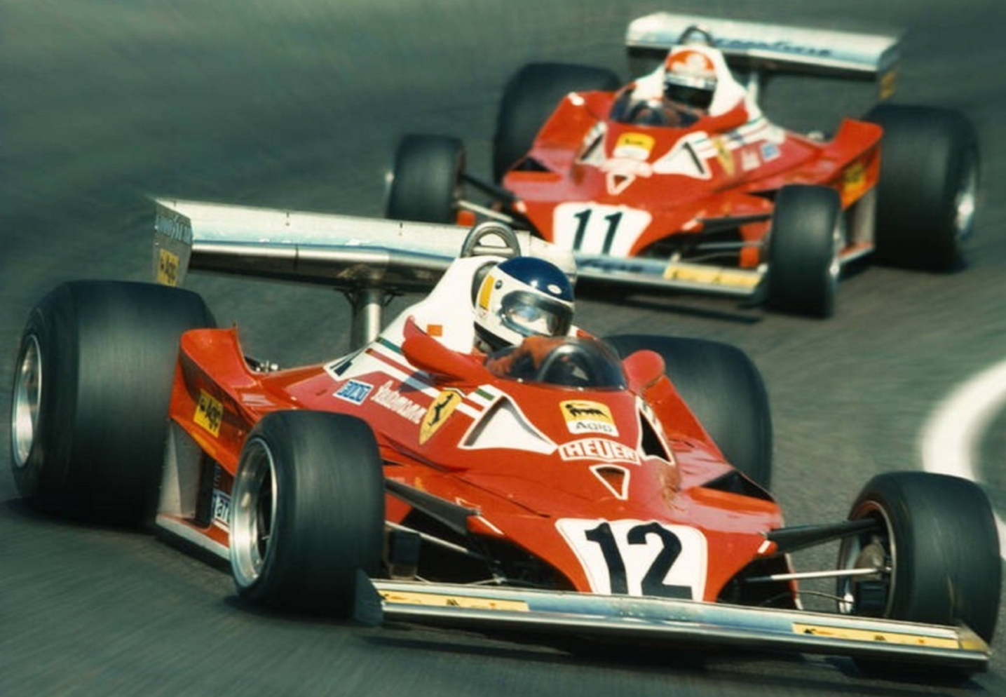 Photo Niki Lauda – Scuderia Ferrari 312 T2 – Saison 1977 – Duel en piste – 15×20