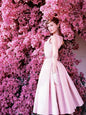 Photo Audrey Hepburn devant des fleurs vêtue d'une robe Givenchy en 1955 - 15x20