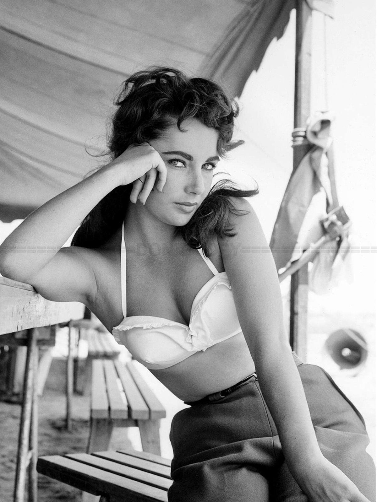 Photo Elizabeth Taylor sur le tournage du film Géant en 1955 au Texas - 15x20