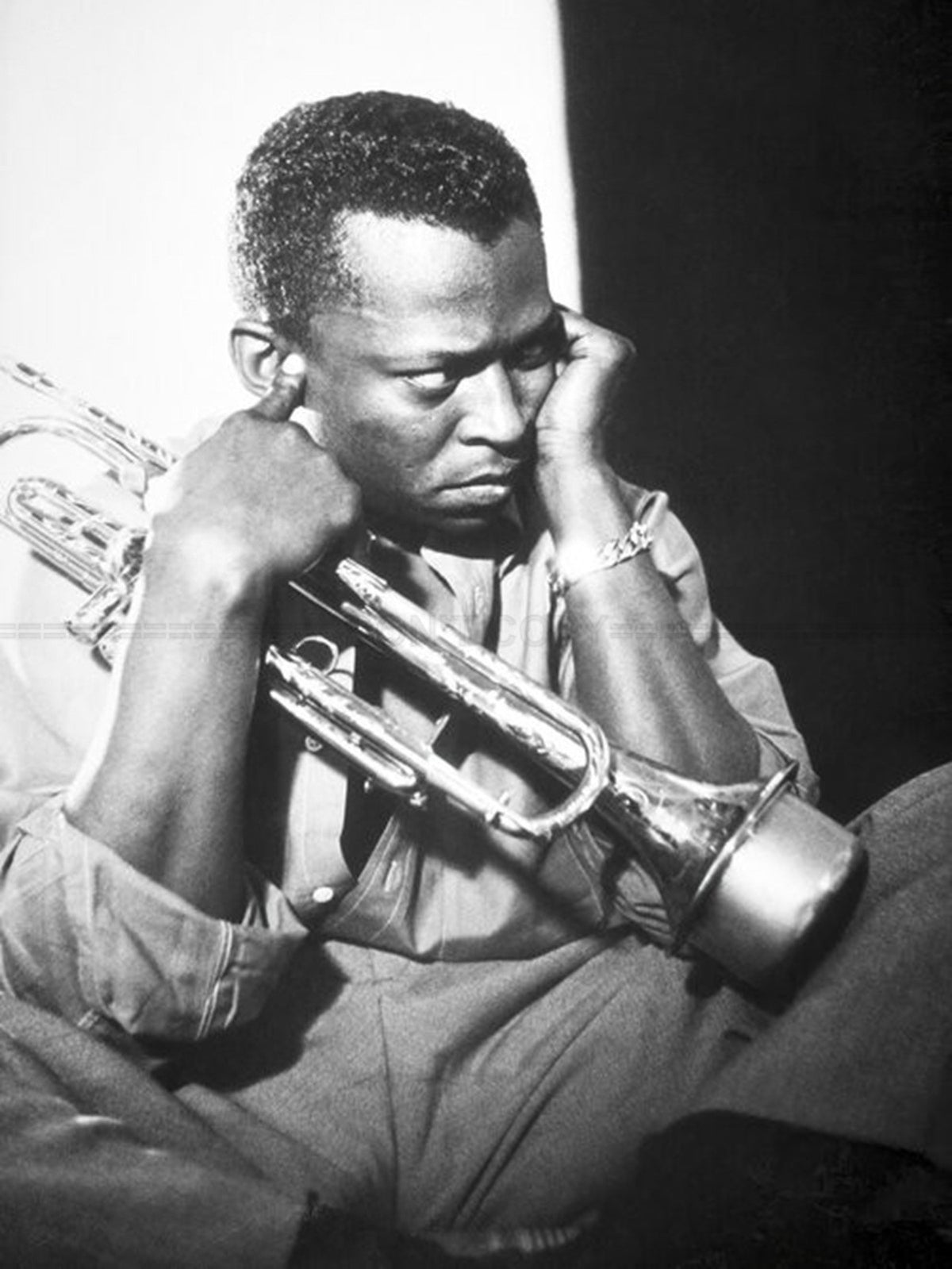 Photo Miles Davis en introspection avec sa trompette à New York, 1955 - 15 x 20