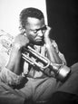 Photo Miles Davis en introspection avec sa trompette à New York, 1955 - 15 x 20
