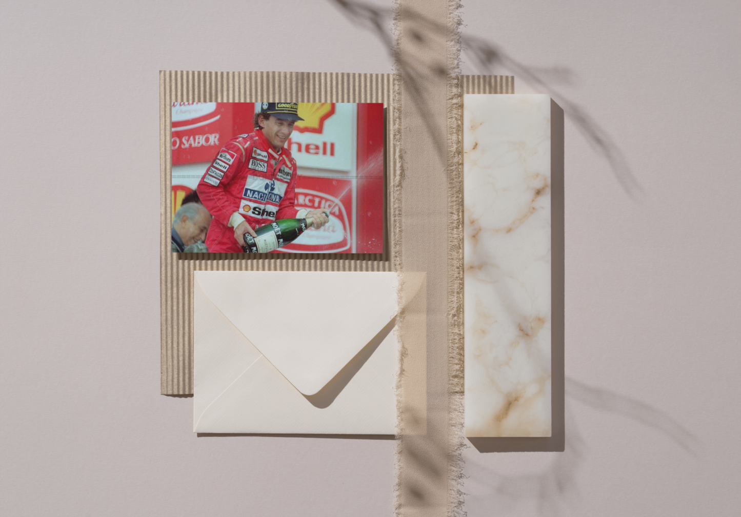 Photo Ayrton Senna – Champagne sur le Podium, Hommage Juan Manuel Fangio – 15×20