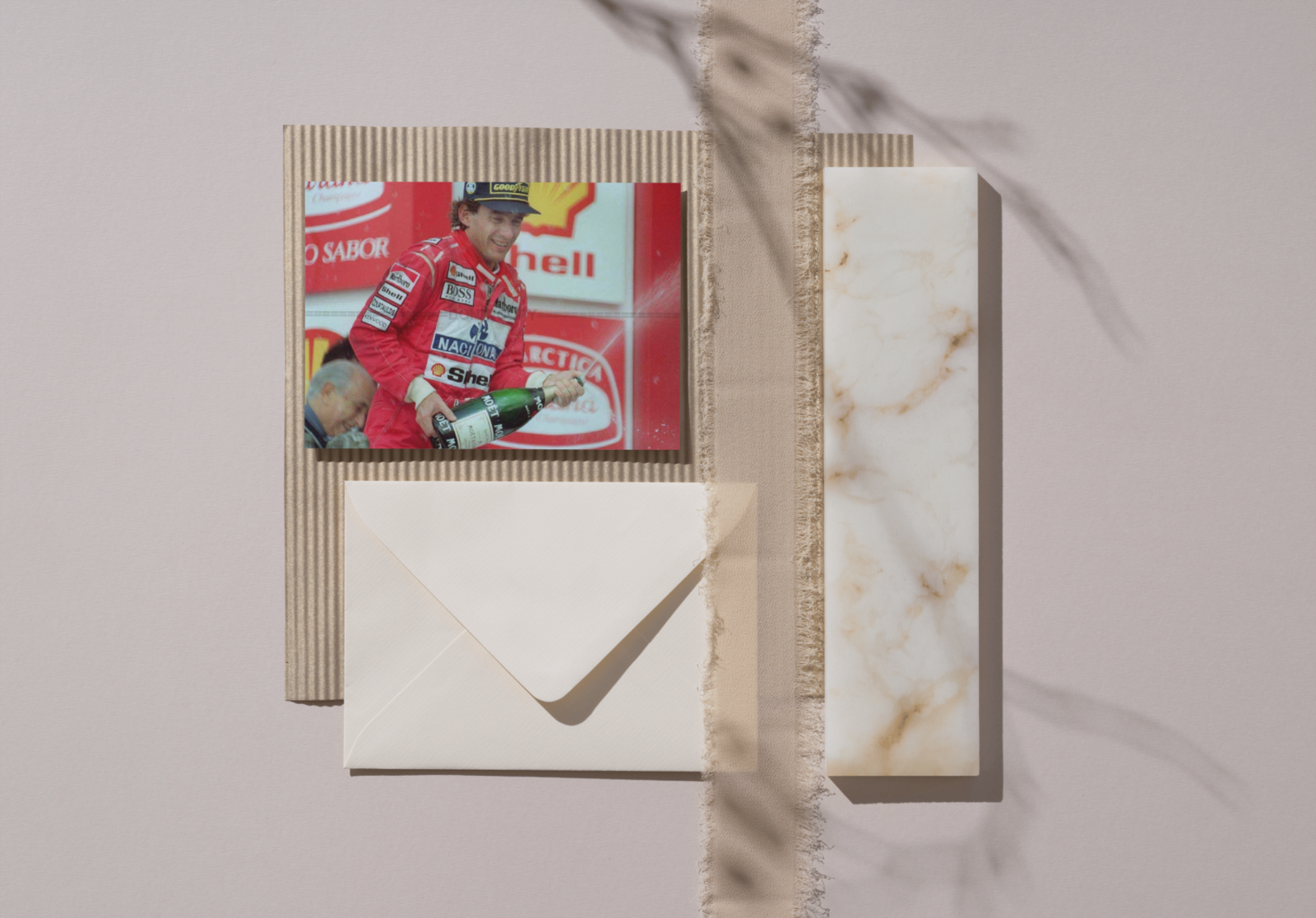Photo Ayrton Senna – Champagne sur le Podium, Hommage Juan Manuel Fangio – 15×20