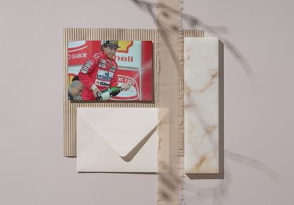 Photo Ayrton Senna – Champagne sur le Podium, Hommage Juan Manuel Fangio – 15×20