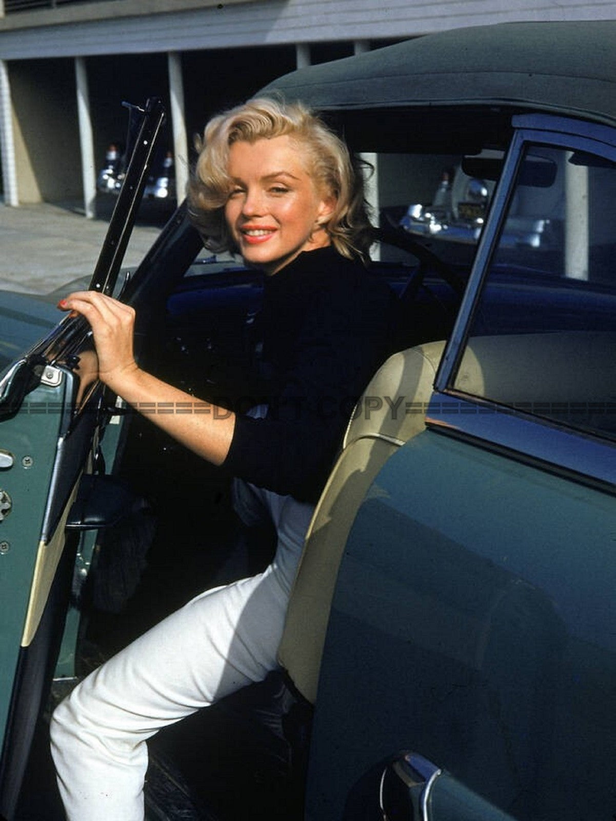 Photo Marilyn Monroe sortant de sa voiture à Hollywood - 1953