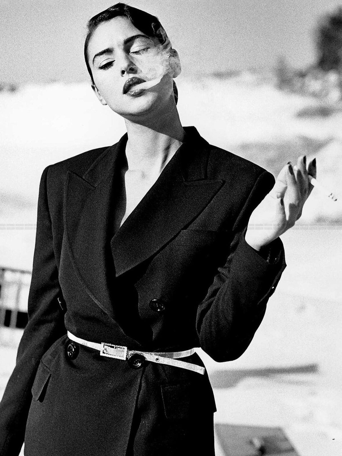Photo Monica Bellucci en blazer noir oversize fume une cigarette en 1994 - 15x20