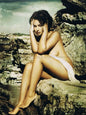 Photo Monica Bellucci assise sur des rochers près de l'eau - Couleur - 15x20