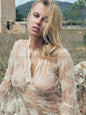 Photo Olga de Mar vêtue d'une robe en dentelle avec des motifs floraux - 15x20