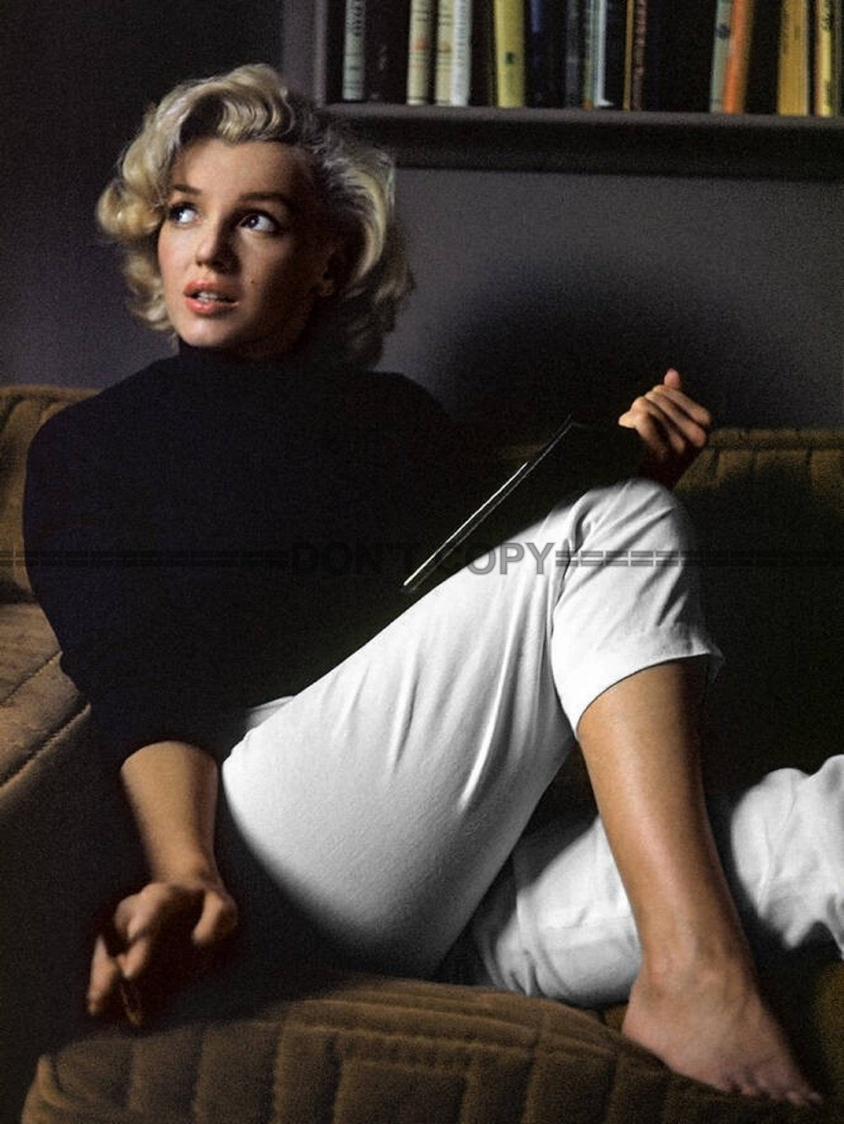 Photo Marilyn Monroe à la maison en couleur - 1953