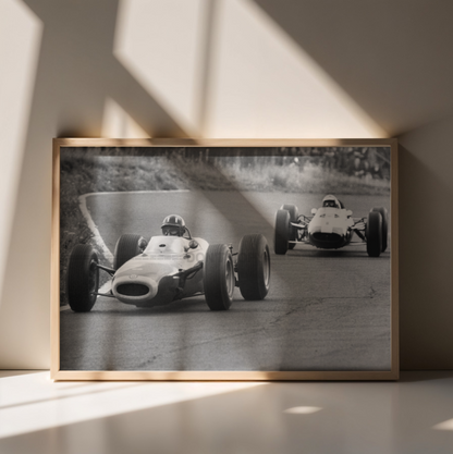 Photo Graham Hill devant Jim Clark – Nürburgring 1964 – Duel Mythique F1 – 15×20